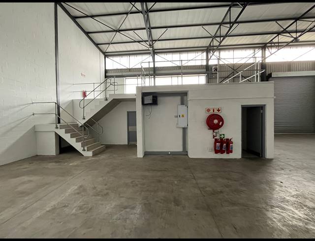518M² WAREHOUSE TO LET IN STIKLAND INDUSTRIAL